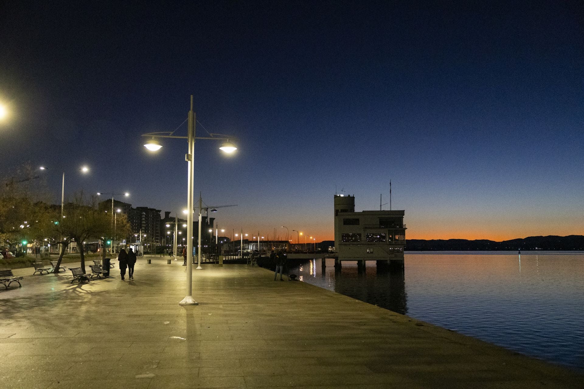 La ciudad, en ese momentazo en que va saliendo el sol y las farolas aún no se han apagado