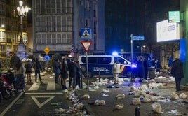 Rotonda de Río de la Pila, con multitud de basura y suciedad provocada por el botellón durante la celebración de Nochevieja.