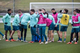 Los jugadores del Racing, en un descanso del entrenamiento