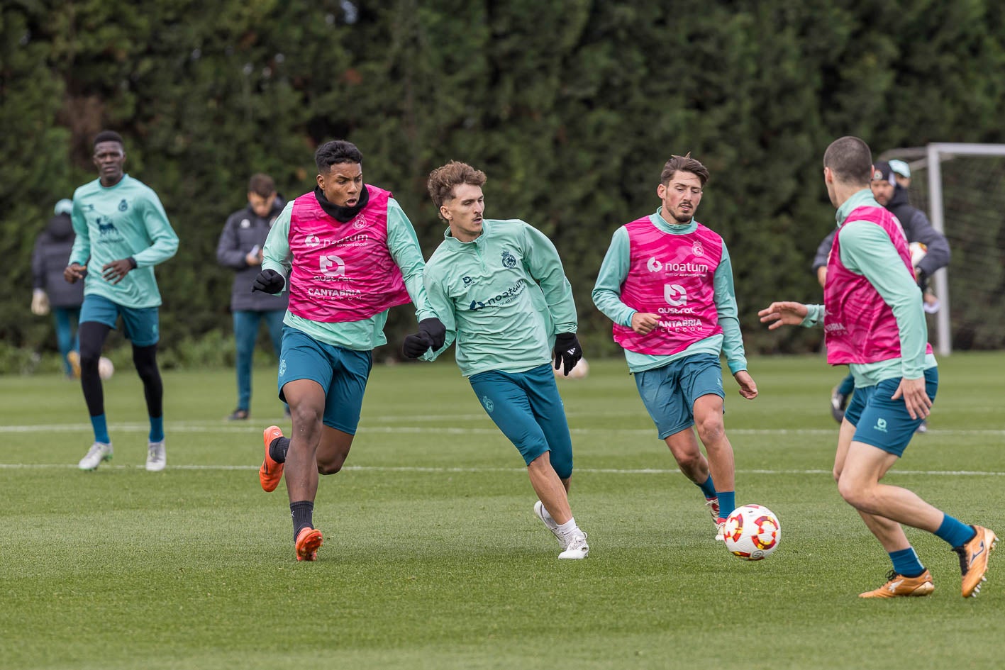 Jeremy, Pablo Rodríguez, Vencedor y Mantilla disputan el balón.