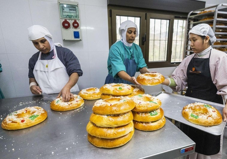 Filas de Roscos de Reyes que se estaban preparando ayer en el obrador del convento de las Clarisas, en Villaverde de Pontones.