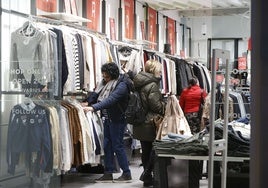 Mujeres miran ropa en las rebajas de Torrelavega.