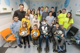 Los jugadores verdiblancos posan con los pequeños, personal del hospital y voluntarios de la asociación Buscando Sonrisas