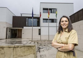 La alcaldesa de Bezana, Carmen Pérez Tejedor, frente al Ayuntamiento.