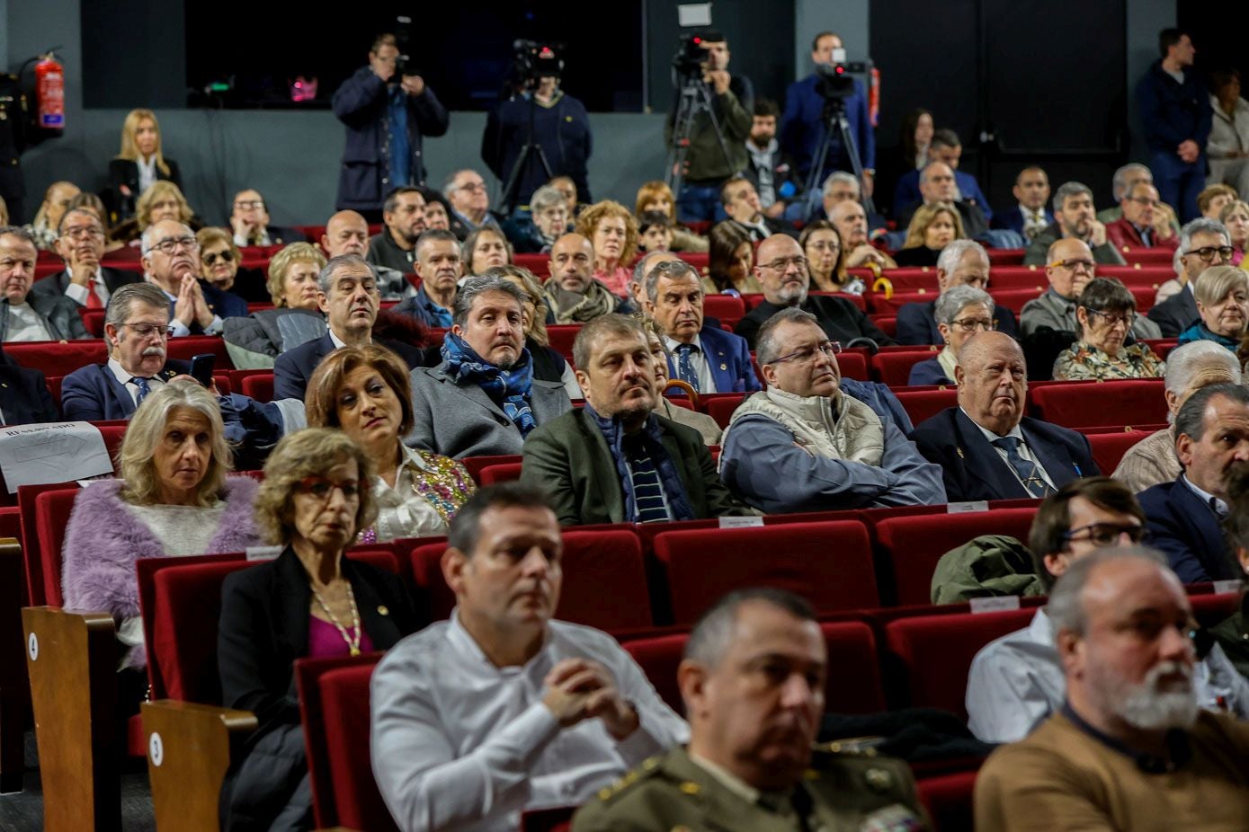 Cientos de personas, desde autoridades políticas a representantes de la sociedad civil, han llenado el Concha Espina este viernes al mediodía.