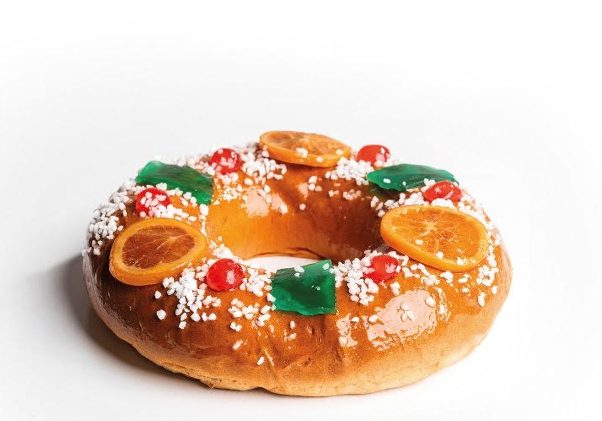 Un exquisito roscón de Reyes, con su decoración más tradicional.