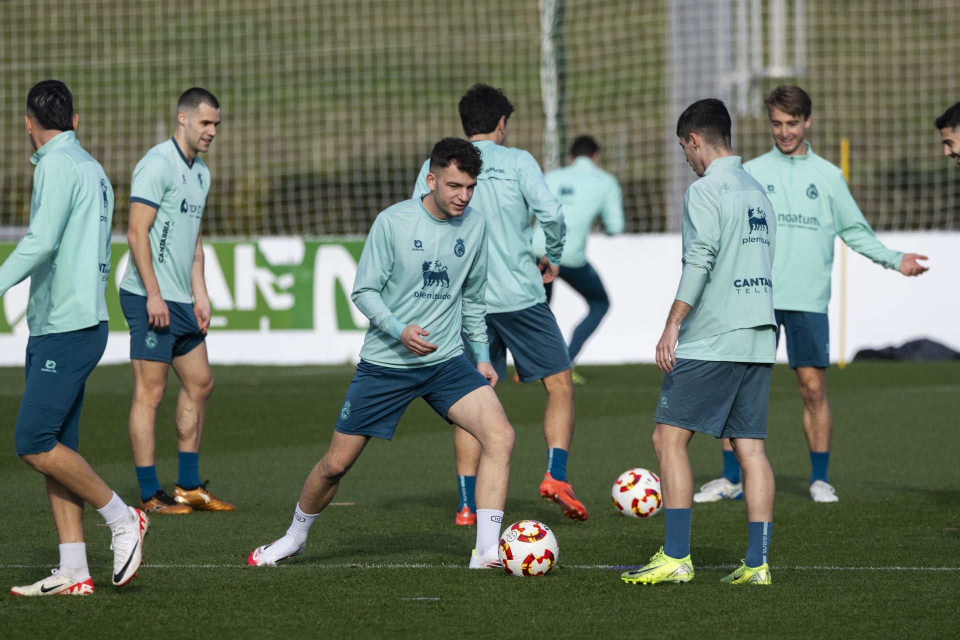 Íñigo Vicente controla el balón en el entrenamiento.