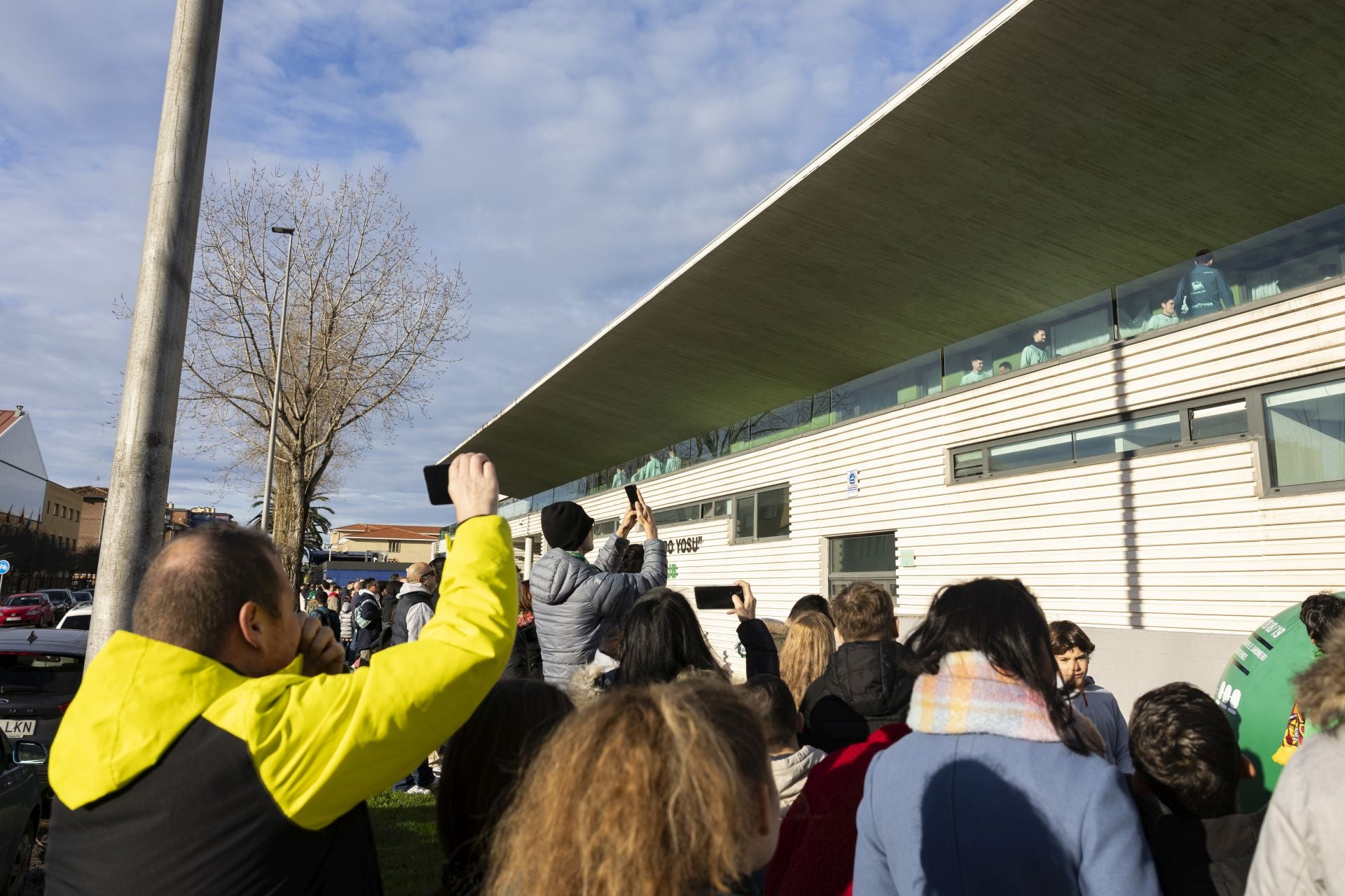 Los aficionados fotografían a los jugadores en el exterior del gimnasio.