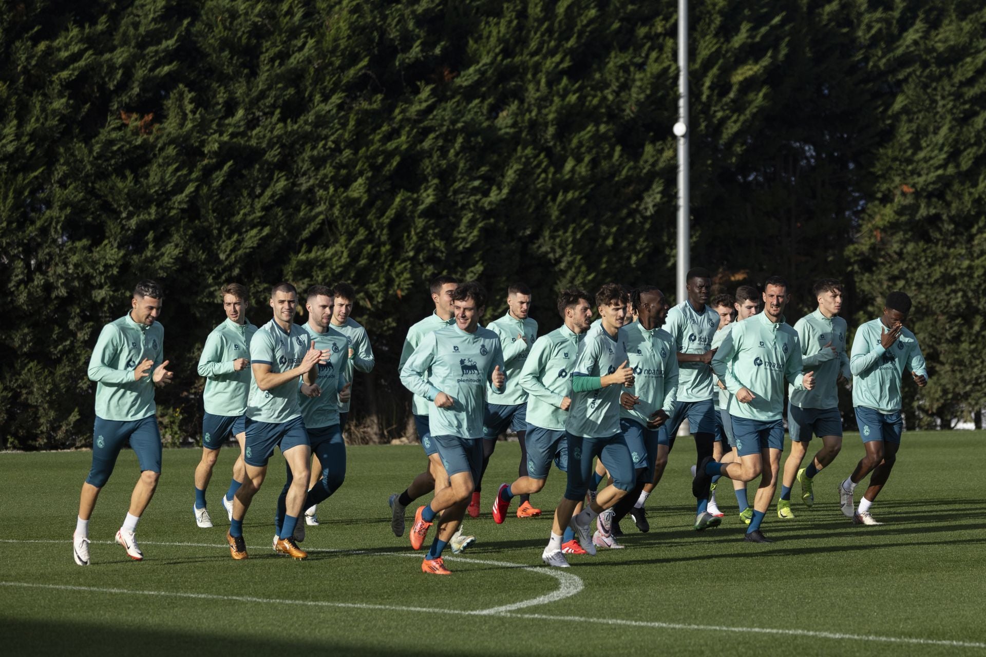 Los jugadores verdiblancos saludan al público mientras hacen carrera continua.