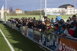 Los aficionados, en la banda del campo Santi Gutiérrez Calle