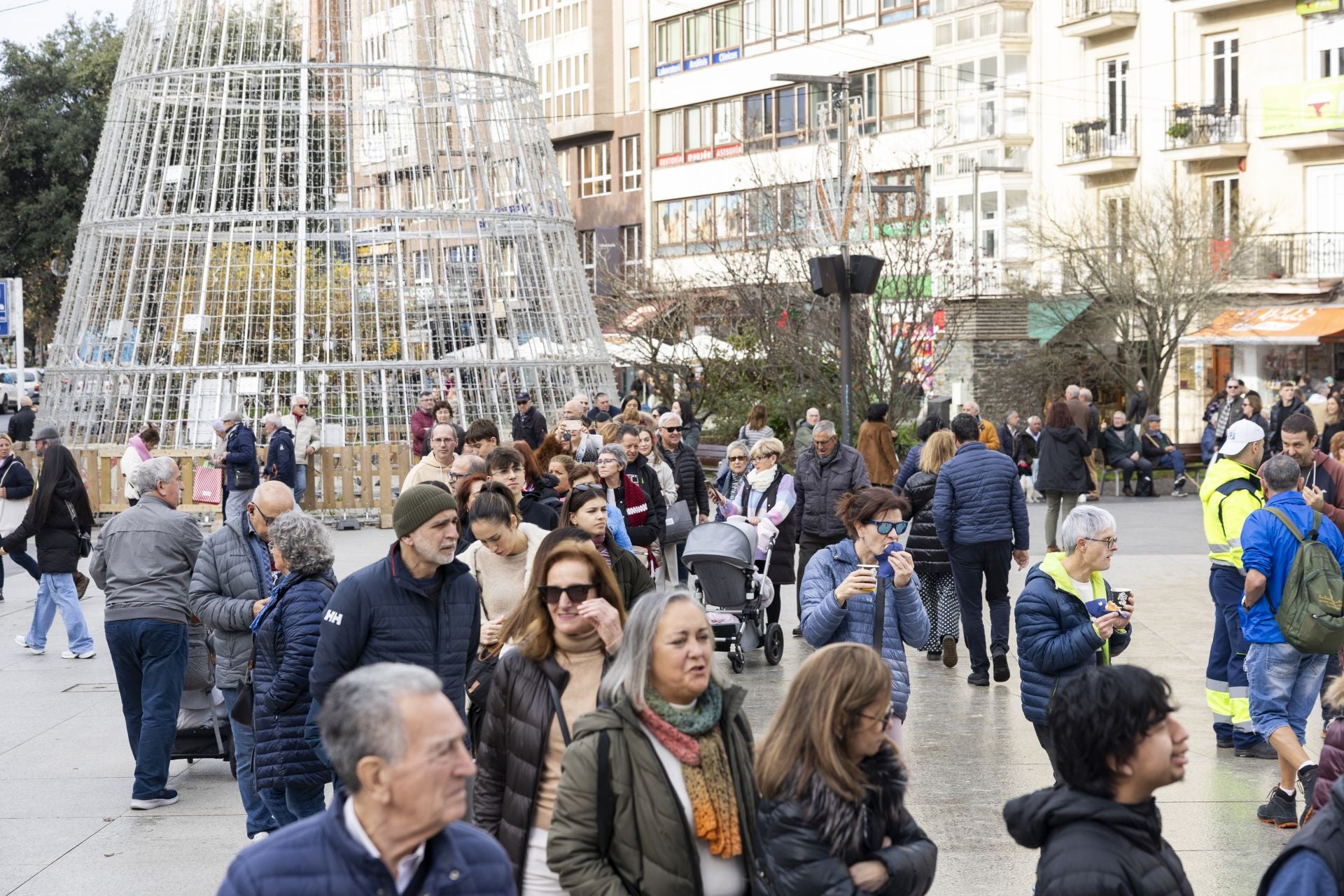 El reparto del roscón ha comenzado a las 11.30 horas y la cola llegaba hasta el puesto de flores, al lado de Cortefield.