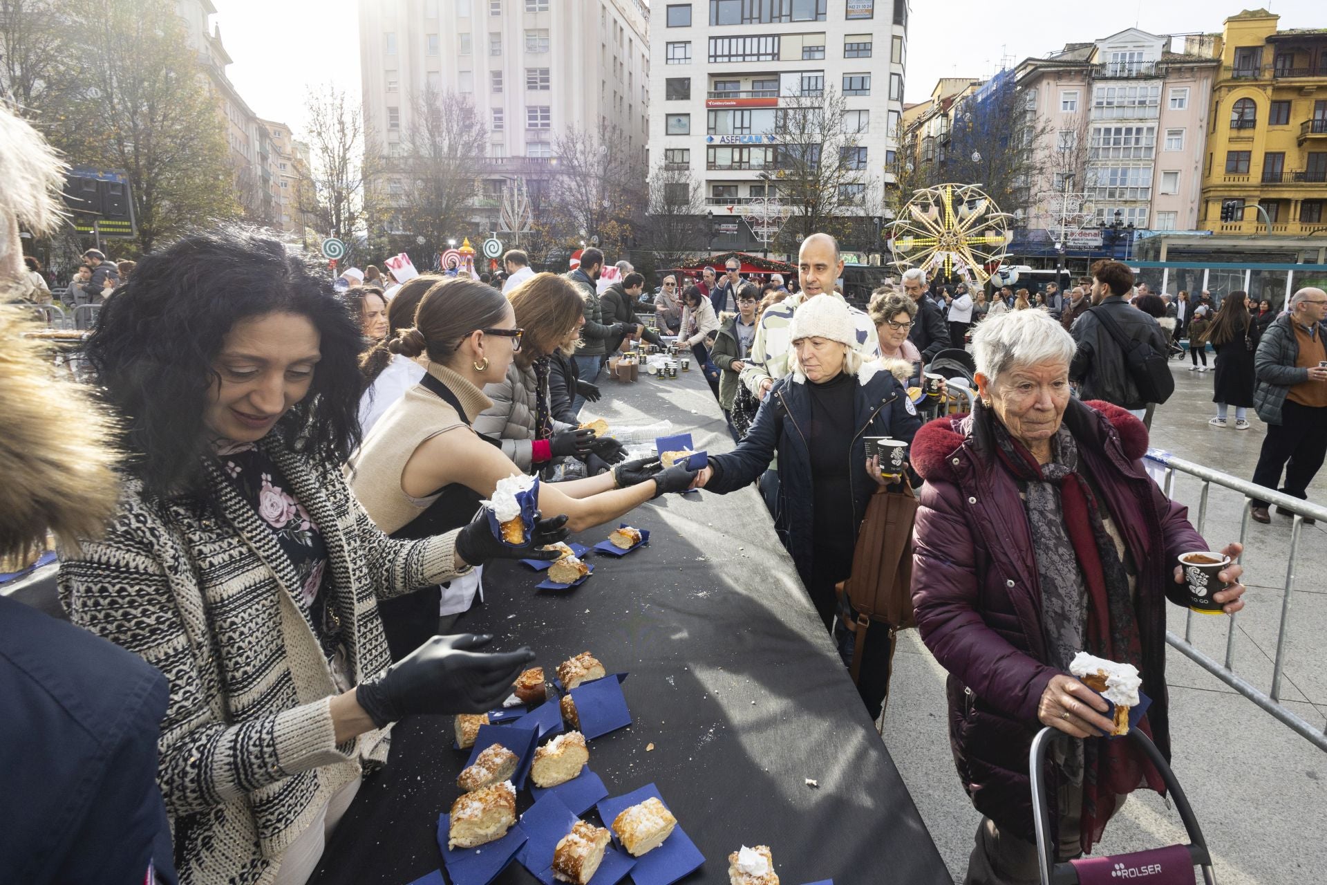 Cada participante tuvo que aportar un donativo de un euro que la asociación de la Cabalgata de Reyes destinará a ayudar a las familias desfavorecidas de la ciudad.