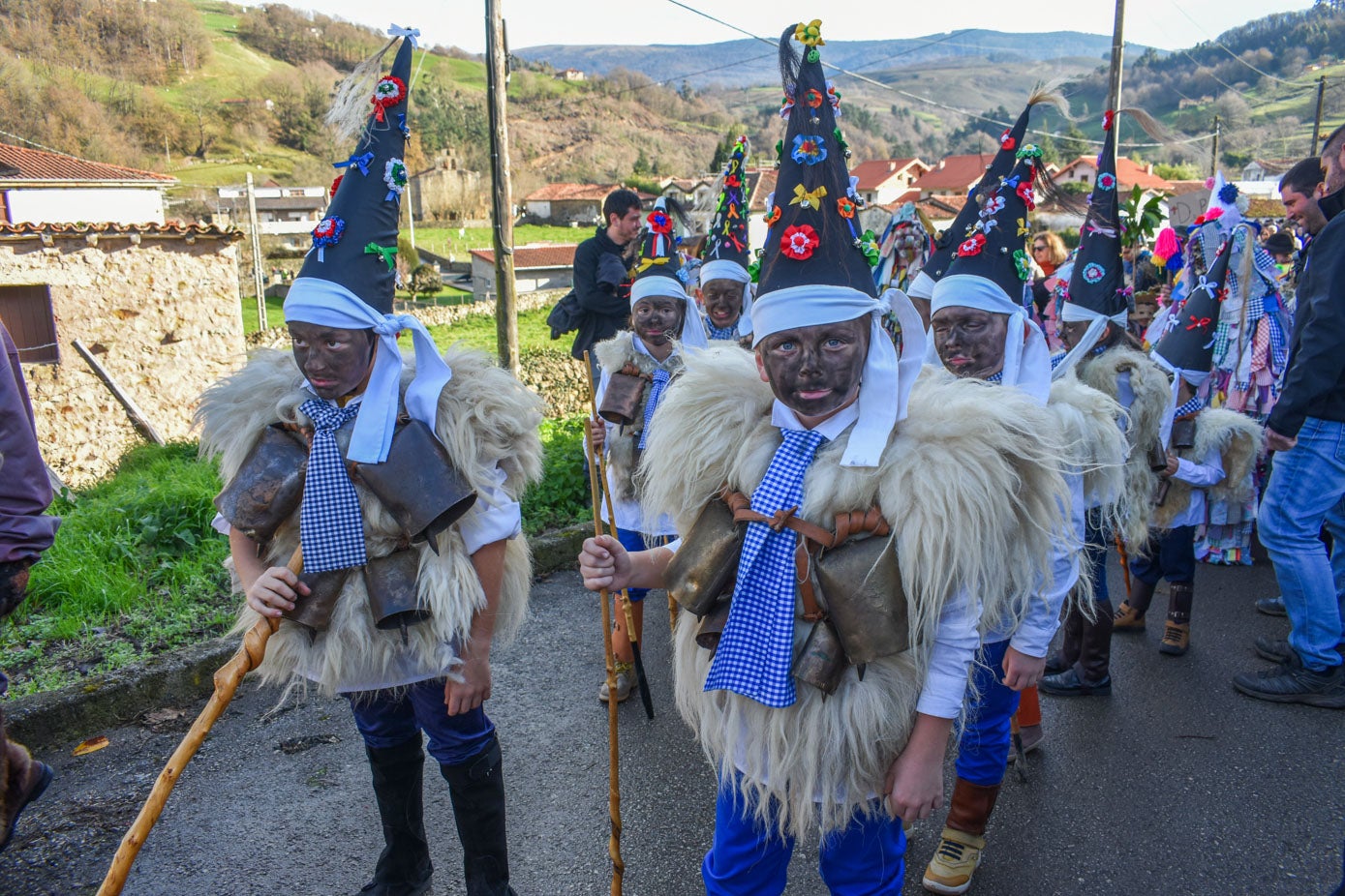 Los zarramacos marcaron el ritmo con sus campanos