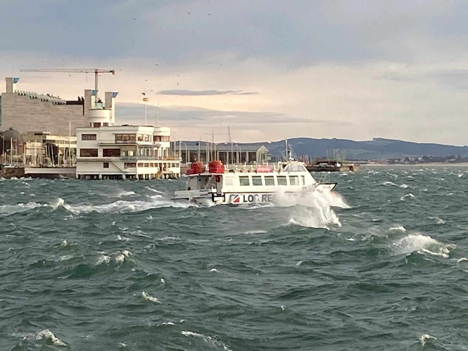 El mar de la bahía, encabritado por el viento esta mañana de domingo.