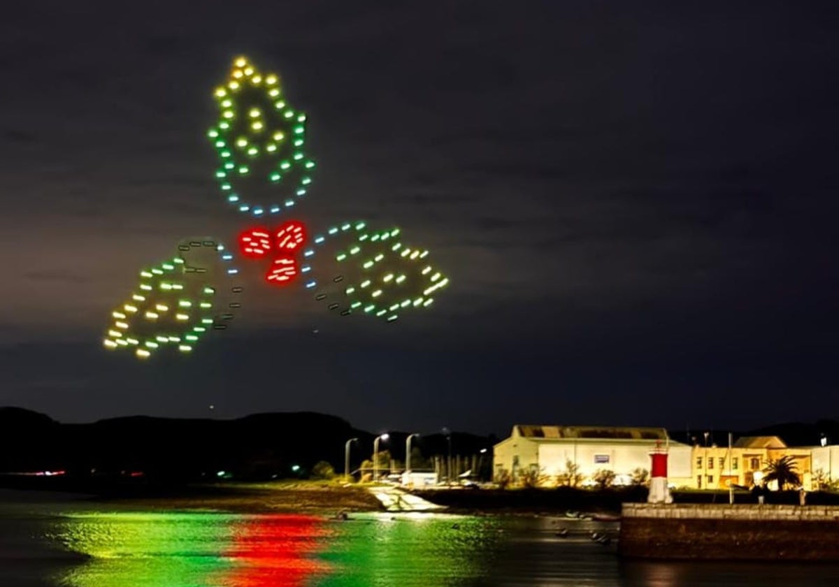 Espectáculo de drones en el puerto con el que se inauguró la navidad en Santoña.