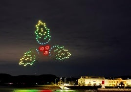 Espectáculo de drones en el puerto con el que se inauguró la navidad en Santoña.