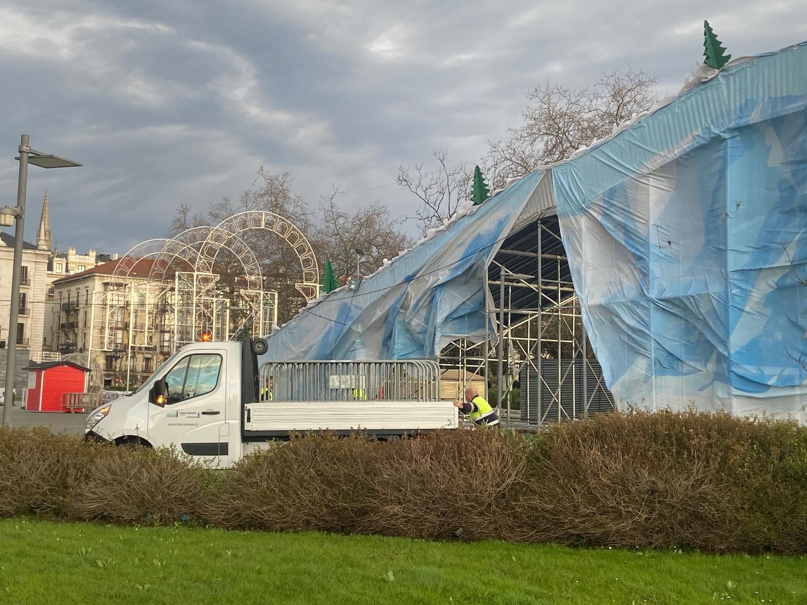 Operarios retiran vallas y otros elementos desplazados por el viento en el centro de Santander