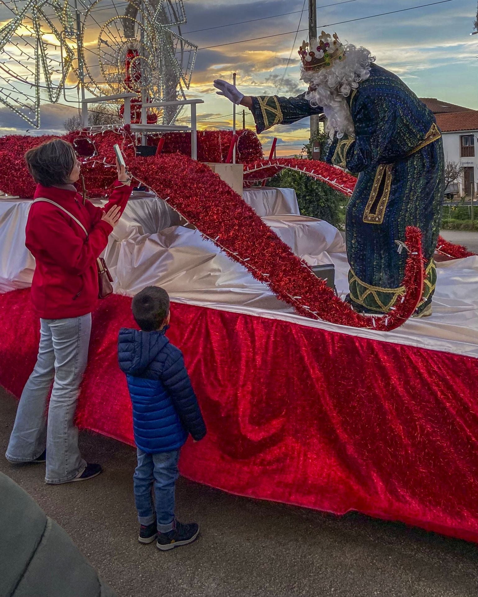 Melchor saluda a un niño y su madre