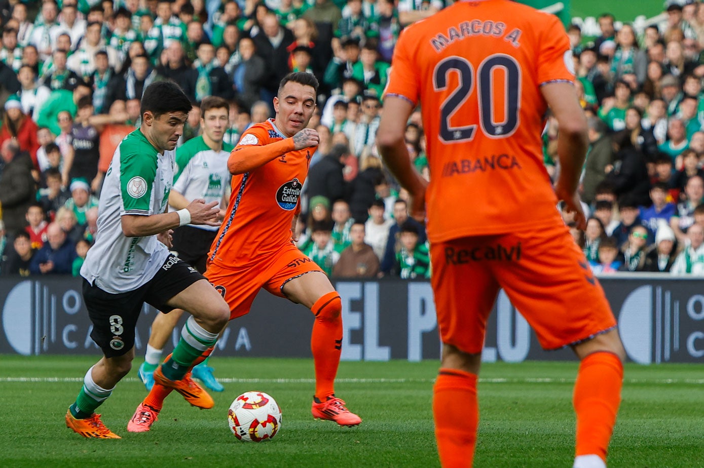 Aldasoro avanza con el balón junto a Iago Aspas. 