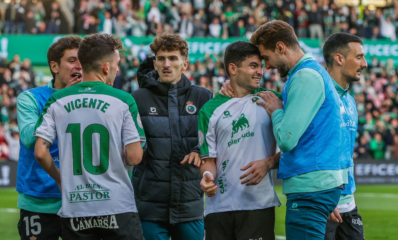 Los jugadores del Racing celebran el 2-1, obra de Javi Rodríguez en propia puerta. 