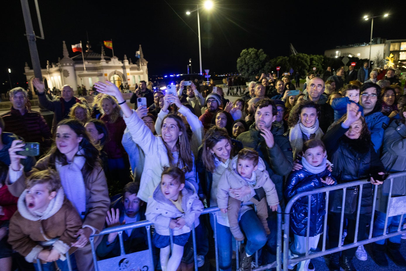 Los niños y también los adultos disfrutaron de la Cabalgata. Desde las vallas, saludaban a los diferentes personajes que pasaban frente a ellos.