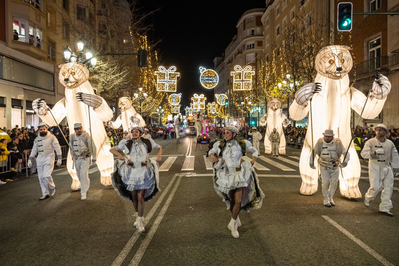 Uno de los pasacalles más llamativos fue el de los osos polares; con grandes figuras iluminadas dirigidas.