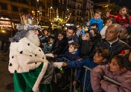 Melchor saluda a un grupo de niñas en Santander.