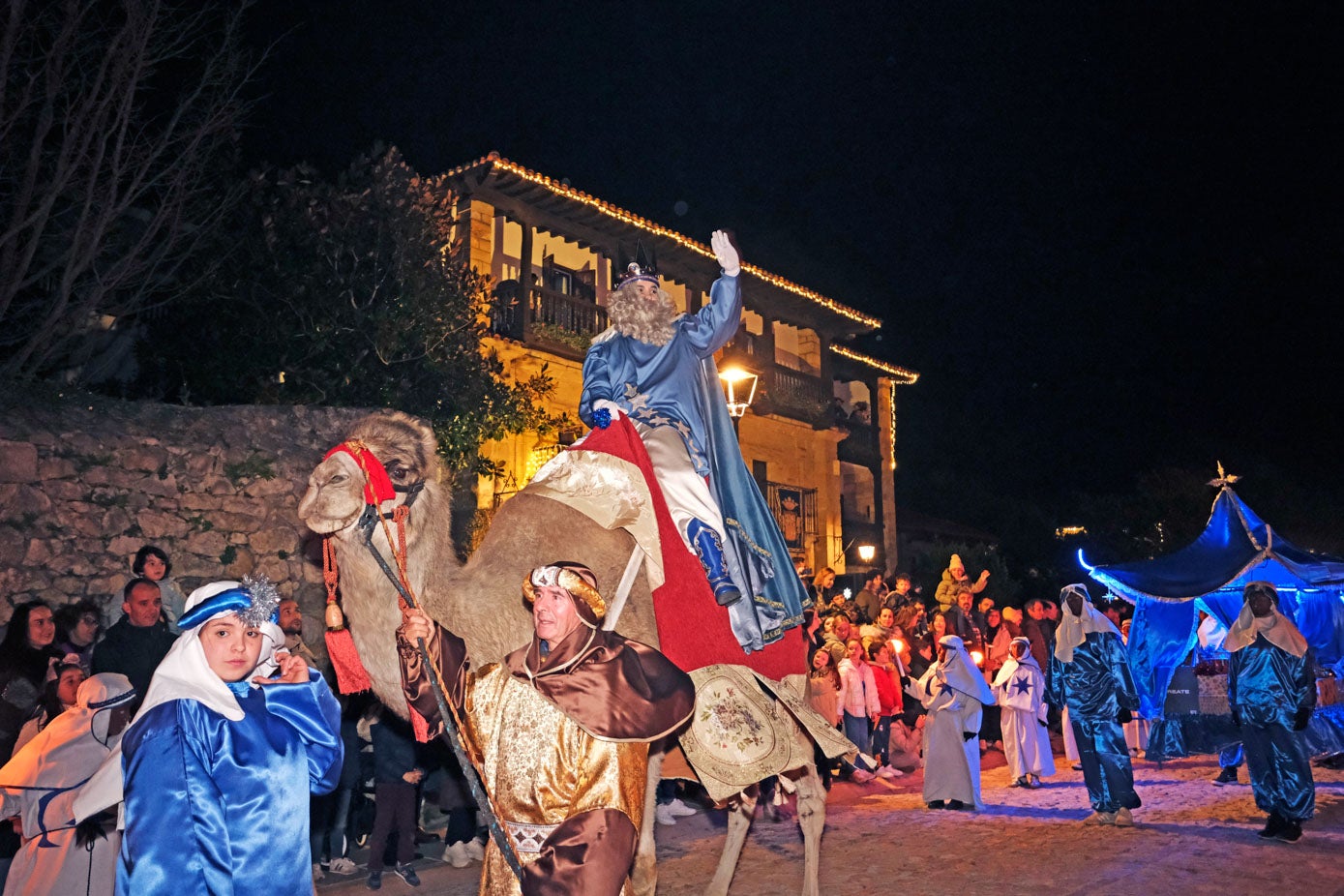 Melchor en camello en Santillana del Mar.