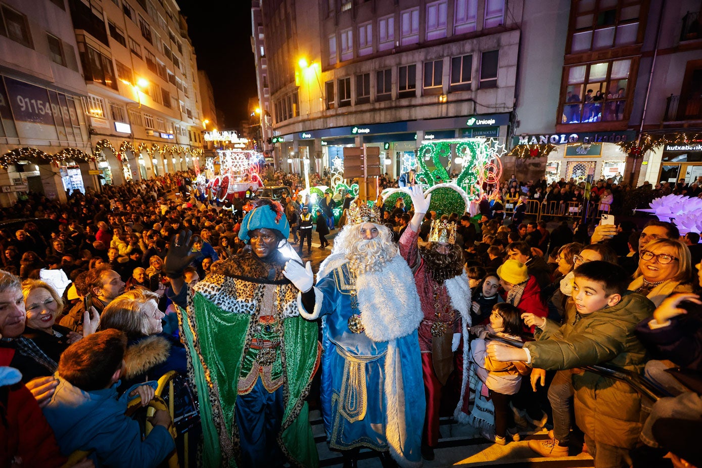 Los Reyes Magos acabaron su recorrido en el Ayuntamiento de Torrelavega.