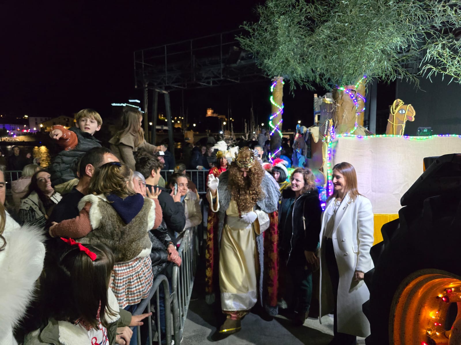 Sus majestades recorrieron las principales calles de la villa acompañados por un amplio séquito de carrozas y la Banda de Cornetas de San Vicente.