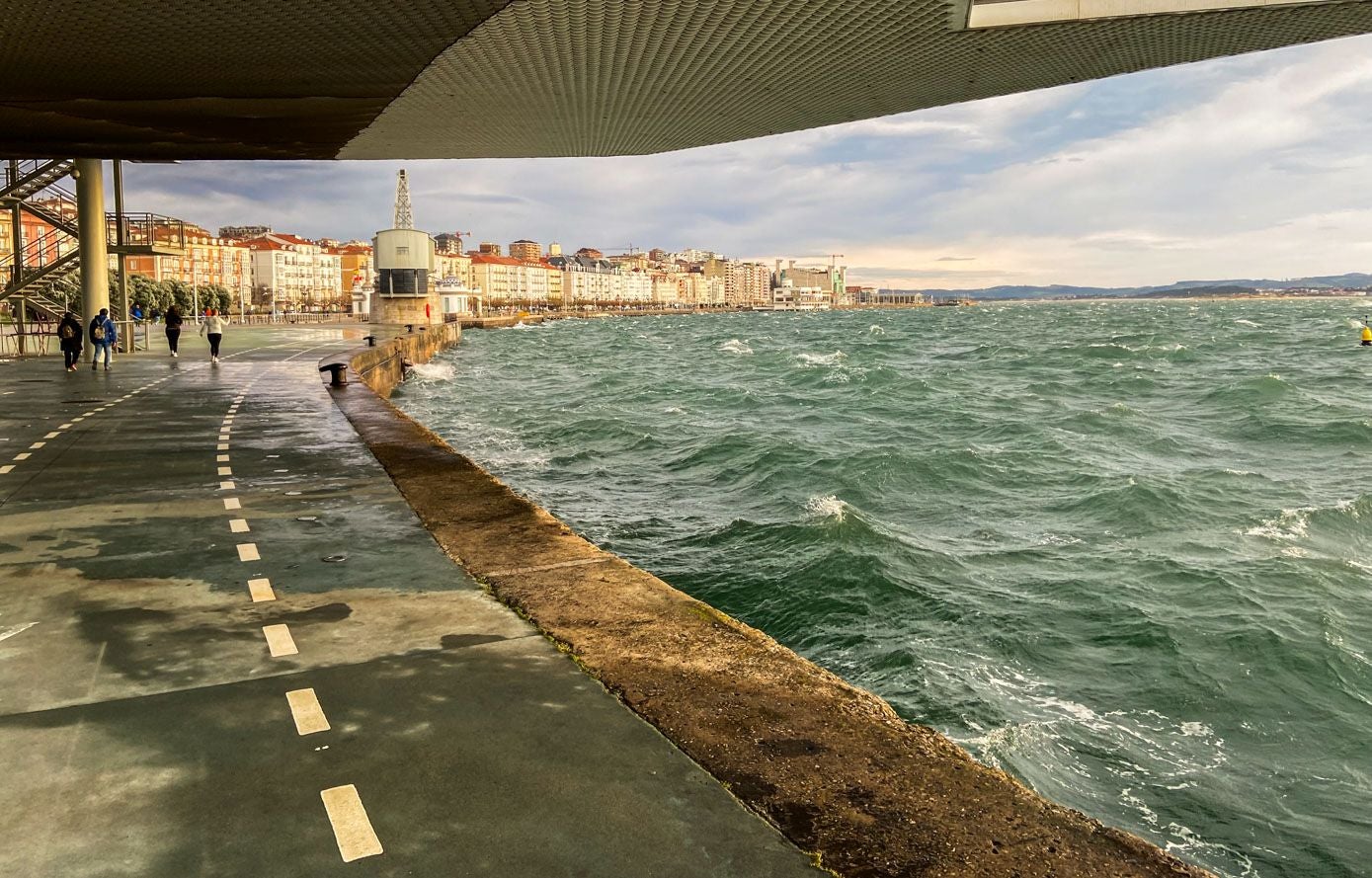 Así se veía el mar esta mañana bajo el Centro Botín