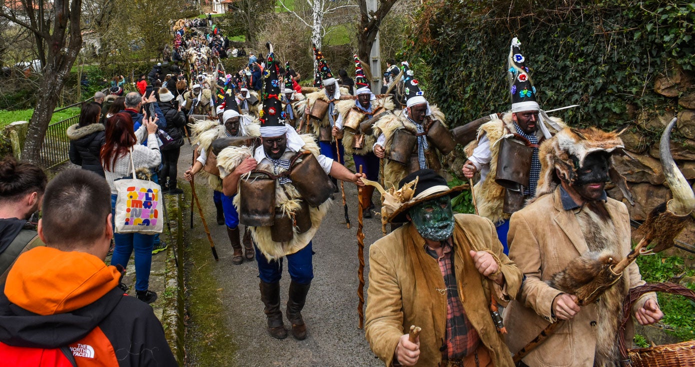 El recorrido permitió en algunos momentos ver a los 150 componentes de la fiesta.