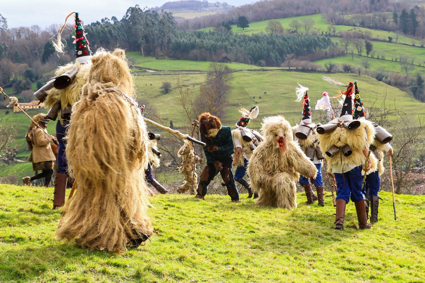 El Oso bajaba de los montes escoltado ya por los zarramacos que se unieron para darle caza al pie de la iglesia.