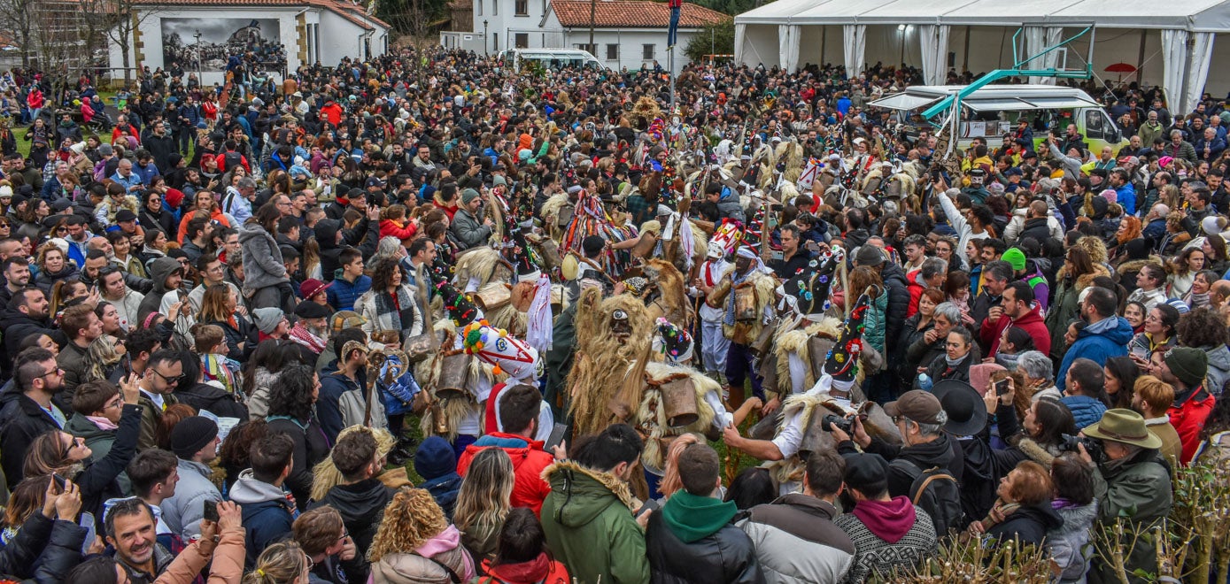 Una multitud esperó a los vijaneros en la campa donde se cantaron las coplas.