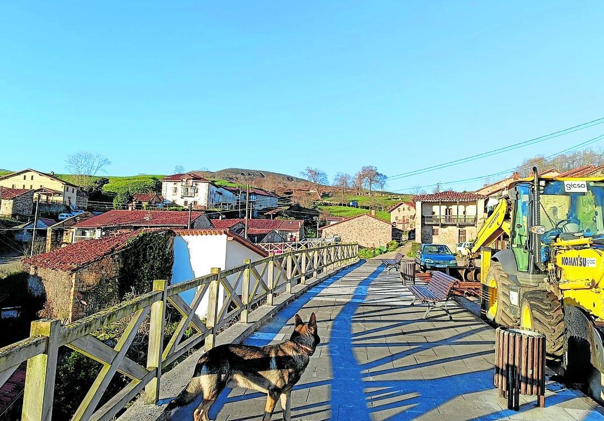 Obras en el vial por el que se accede al pueblo de Cires.