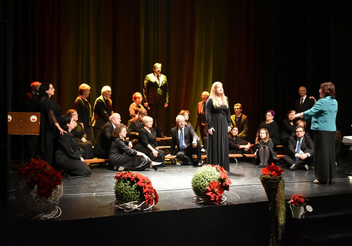 Una de las interpretaciones escenificadas de la Coral de Los Corrales en el concierto solidario con los damnificados por la dana.