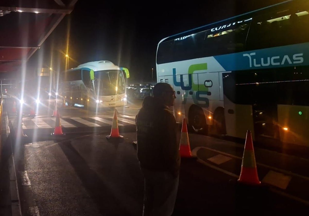 Autobuses de afectados por los desvíos de aviones a su llegada al Seve Ballesteros esta noche.