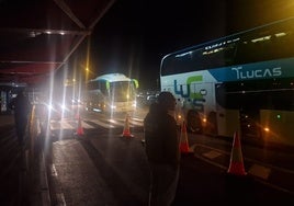 Autobuses de afectados por los desvíos de aviones a su llegada al Seve Ballesteros esta noche.