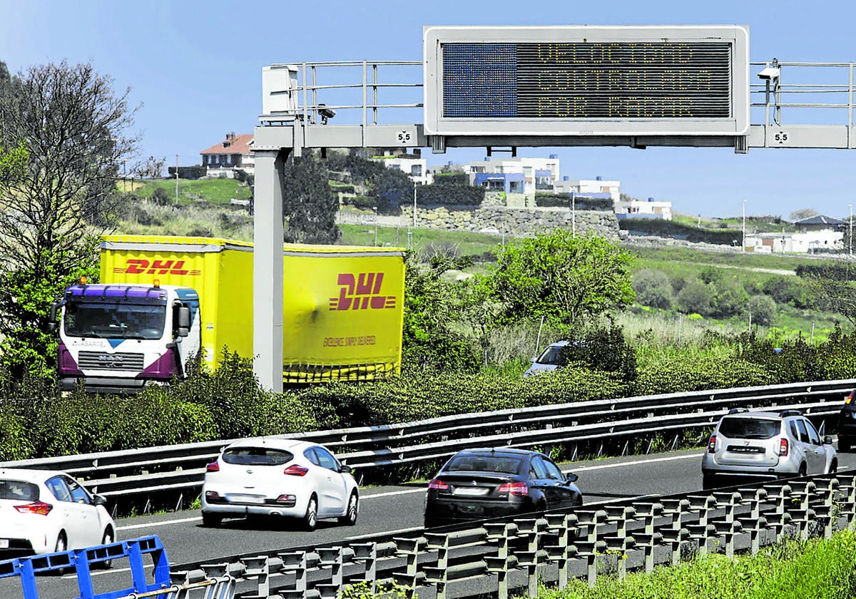 El radar de velocidad situado en la A-67, a la altura del Hospital Mompía y dirección Santander, es el que más multó en 2023 en Cantabria.