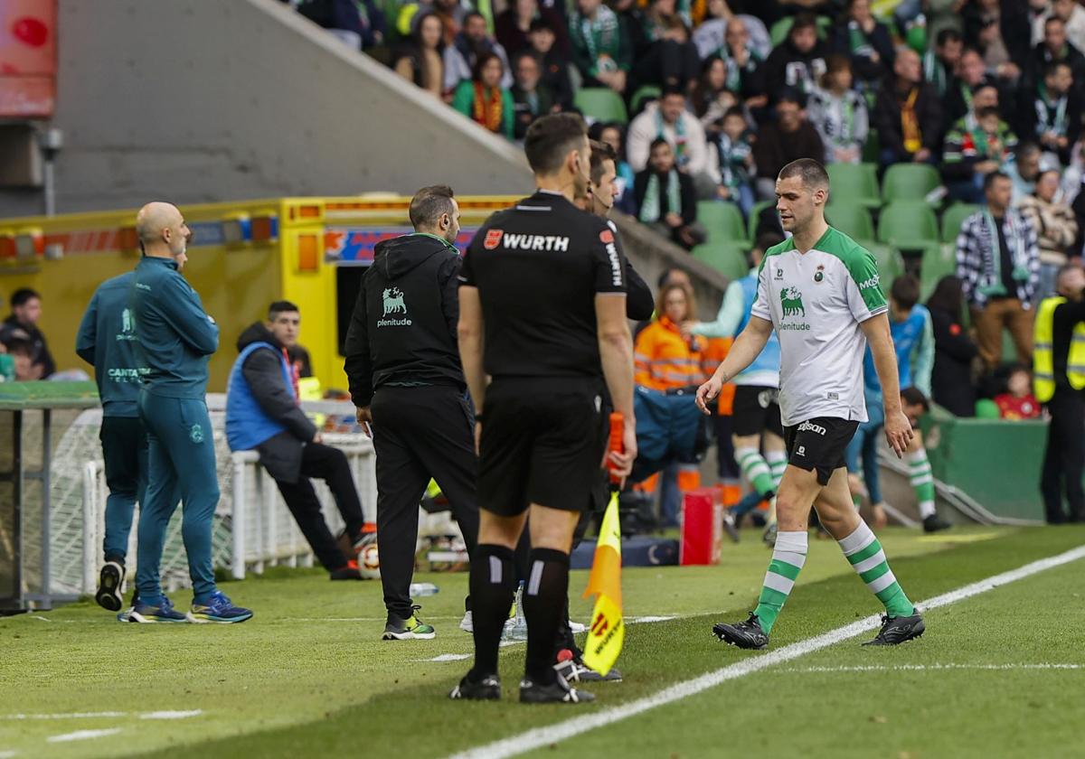 Álvaro Mantilla abandona el campo durante el partido ante el Celta.