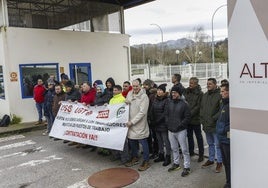 Trabajadores protestando en la portería de la planta este martes.