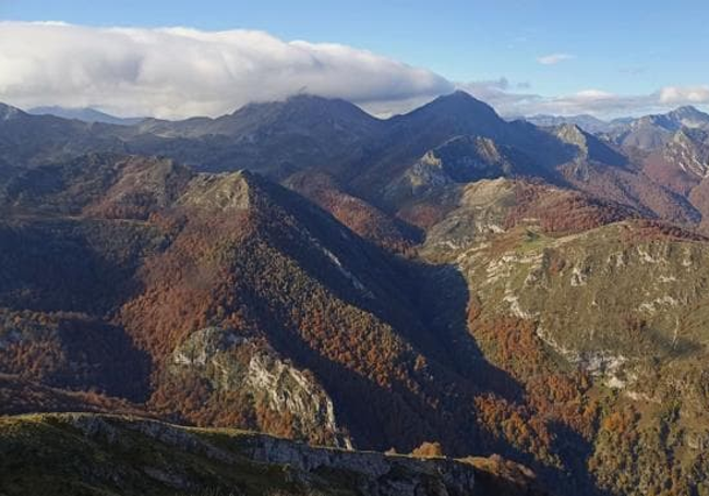 Las largas vistas hacia los territorios boscosos y las montañas vecinas rematan la excursión al llegar a los altos