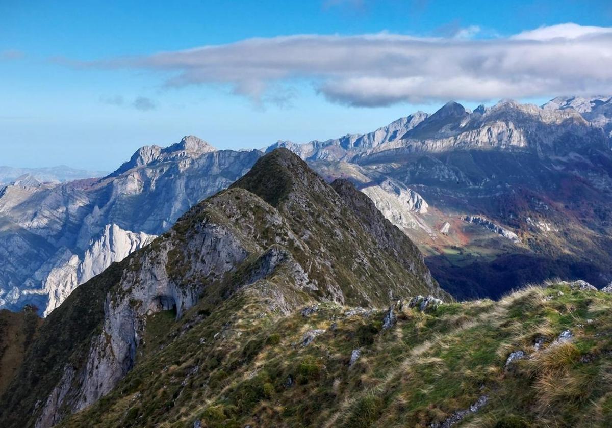 La cima del pico Pozalón está unida a la cima del pico Niajo por una estrecha cresta (que se puede andar para pisar dos cimas), en medio de un bello mar de tupidos bosques y ondulantes montes