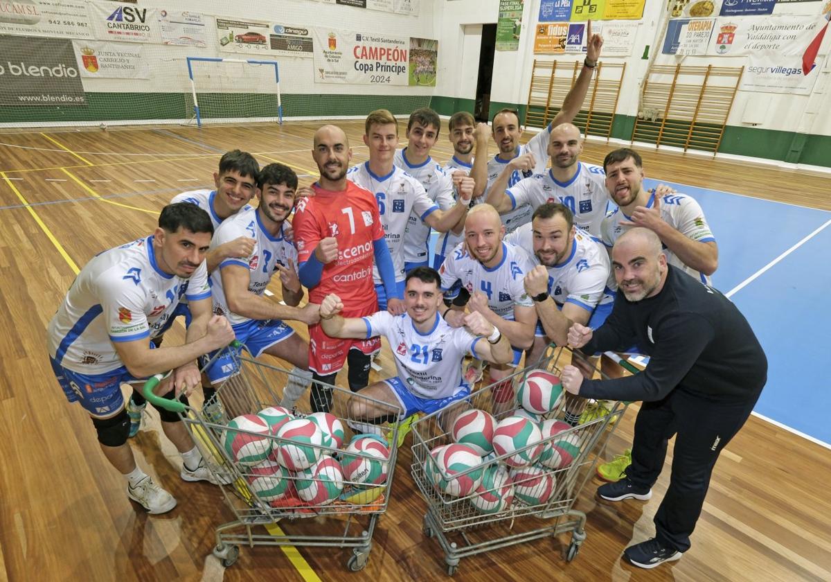 Los jugadores del Textil posan en el Matilde de la Torre en su últimoentrenamiento en Cabezón antes dela Copa del Príncipe.