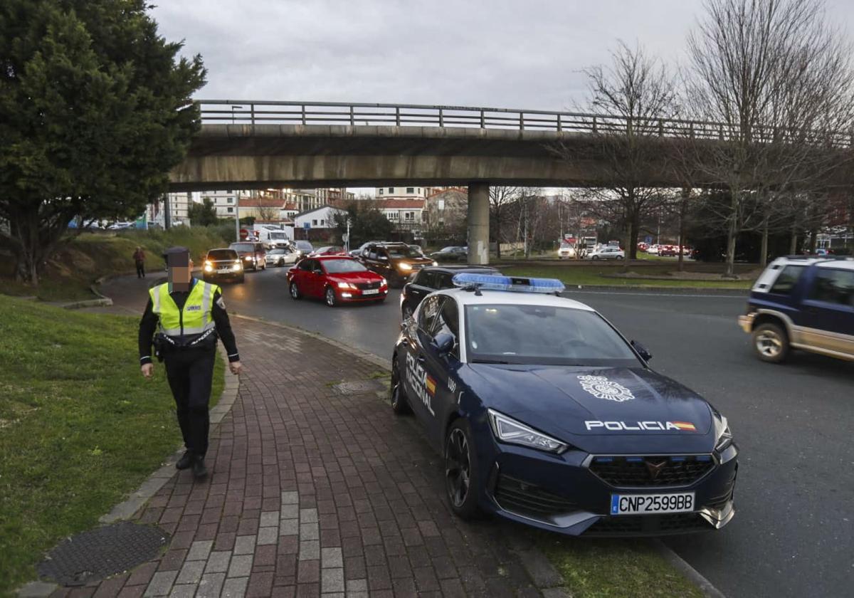 Un agente de la Policía Local camina por la zona cercana al puente donde ayer apareció el cuerpo.