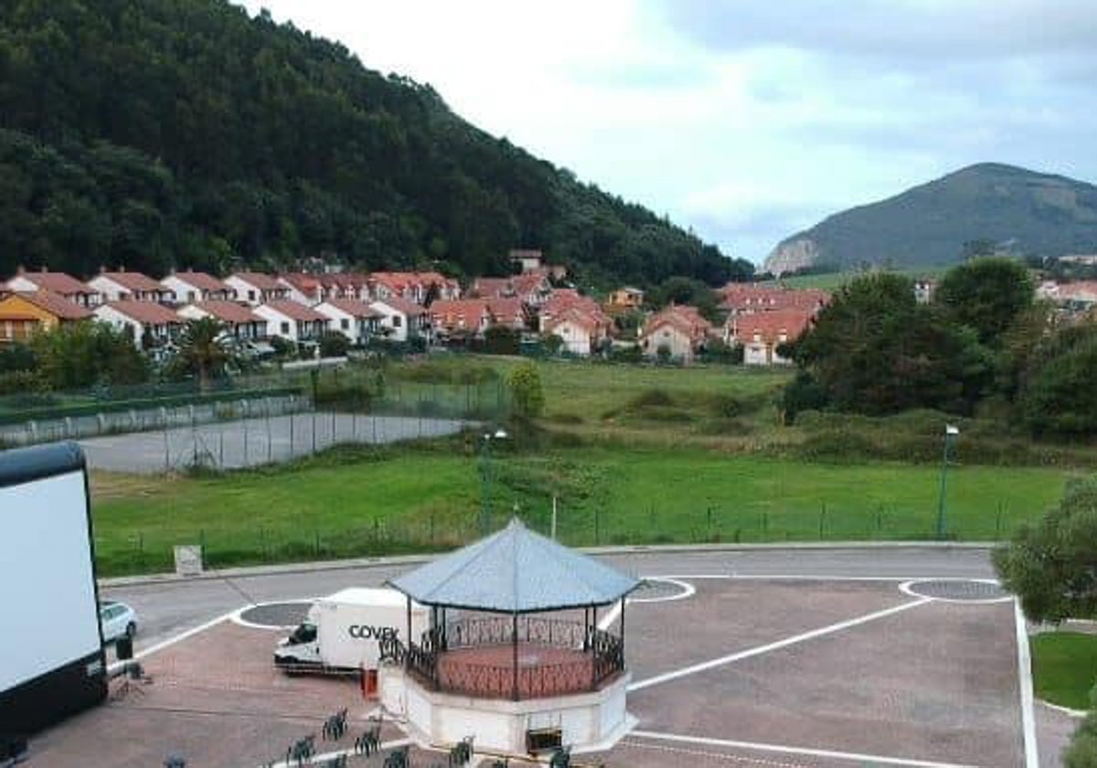 Parcela verde en la que irá la futura calle y el polideportivo.