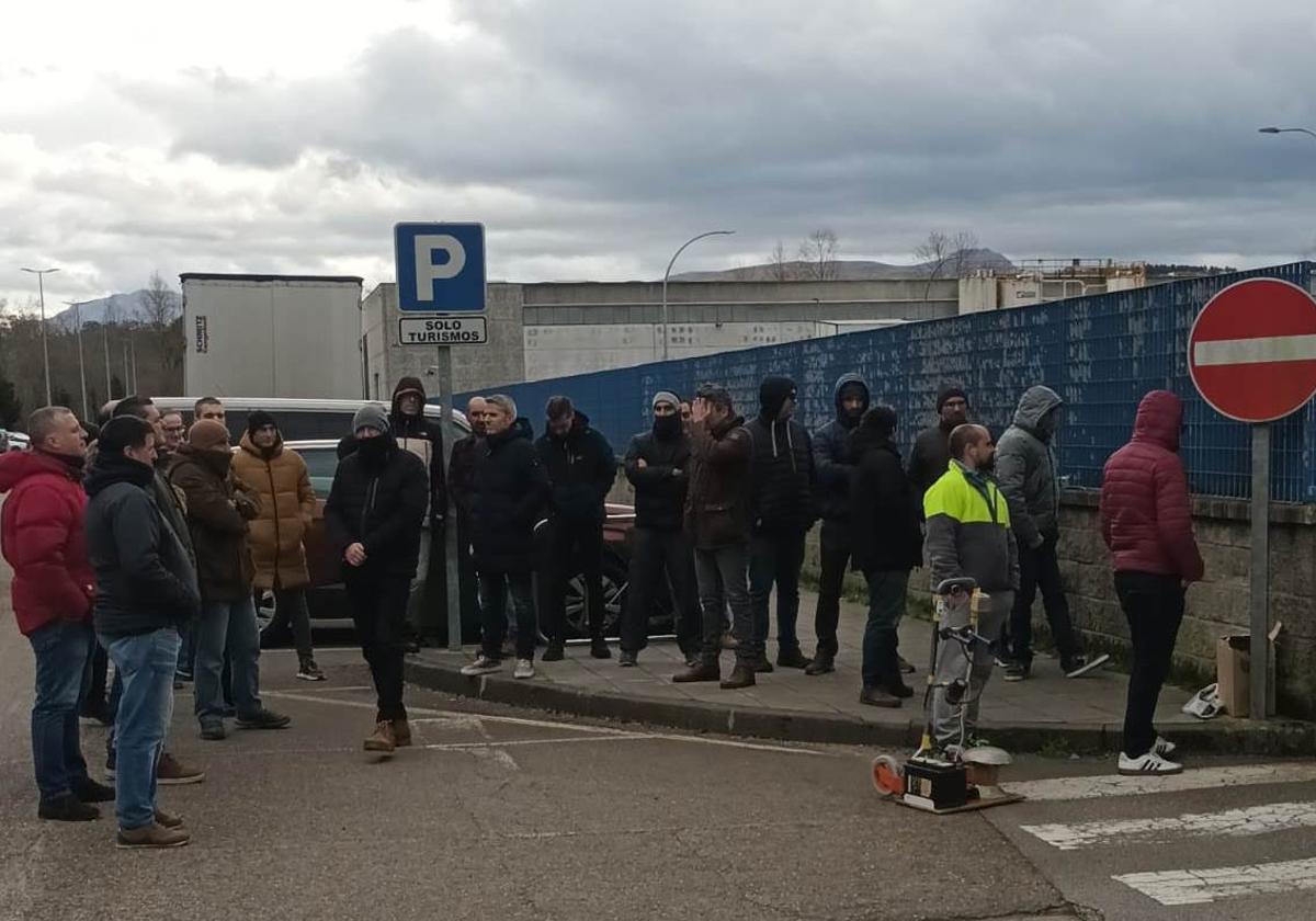 Los empleados de la concesionaria de Solvay mantienen la huelga tras 37 días y los de Altadis encaran su tercera jornada