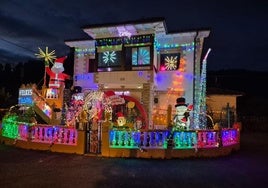 Decoración luminosa de la vivienda ganadora del certamen navideño en la categoría de fachadas y jardines, situada en Ganzo.