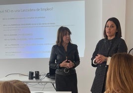 La edil Manuela Bolado y la alcaldesa Carmen Pérez en la presentación de la Lanzadera.