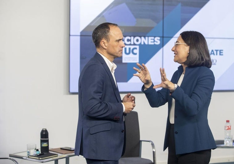 Mario Mañana y Conchi López, en un momento del debate celebrado ayer en la sede de El Diario Montañés.